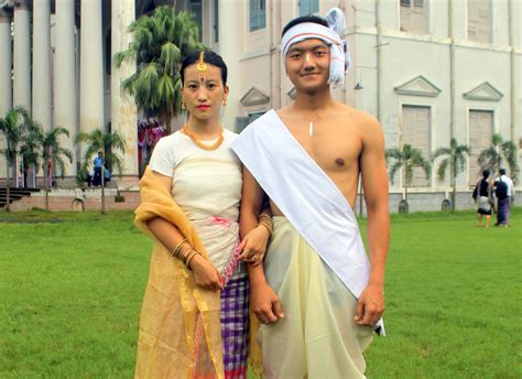 The Vibrant Traditional Dresses of Manipur Reflecting Manipuri Culture!