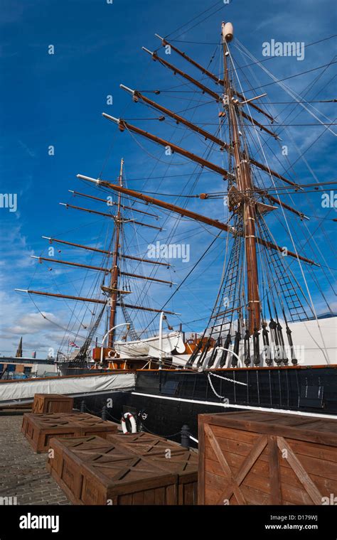 Hms discovery dundee hi-res stock photography and images - Alamy