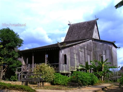 Rumah Adat Banjar Bubungan Tinggi | Trips in Borneo Indonesia