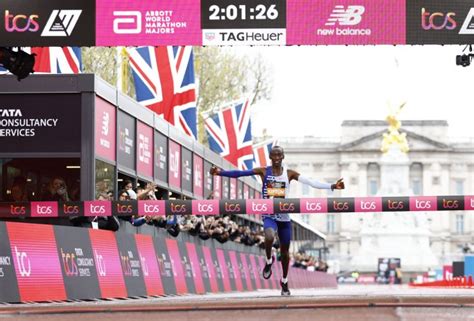 Kenya's Kiptum Breaks London Marathon Record, Hassan Makes Stunning ...