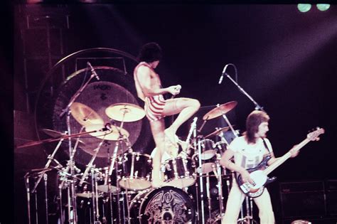 Concert: Queen live at the Forum, Inglewood, CA, USA [03.03.1977 ...