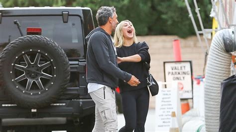 Mauricio Umansky & ‘DWTS’ Partner Emma Slater Hold Hands on Date – O Scale News: Breaking ...