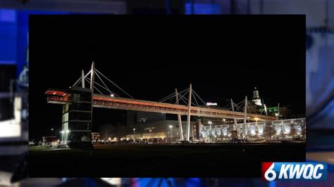 Davenport skybridge shines light on kidney cancer