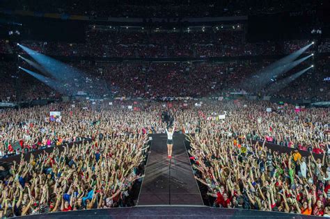 Taylor Swift with Audience | Larry Busacca Photography