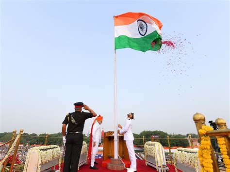 ఎర్రకోటపై జెండా ఆవిష్కరించిన ప్రధాని | Narendra Modi flag hoisting in ...