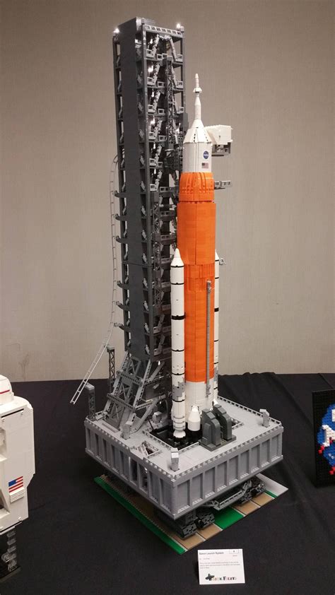 NASA SLS (Space Launch System) by Lia Chan - Brickfiesta 2016 : r/lego