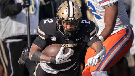 Vanderbilt football running back Ray Davis entering transfer portal