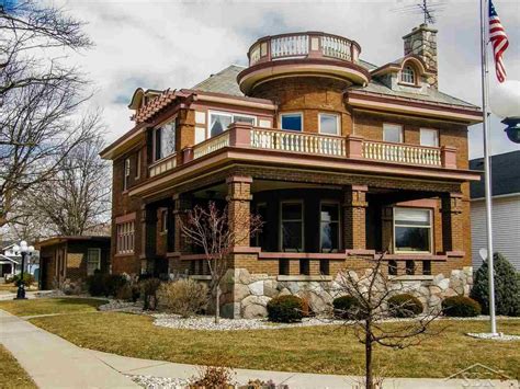 324 W Broad St, Chesaning, MI 48616 | Victorian style homes, Historic homes for sale, Victorian ...