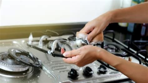 What are the tips to clean your gas stove at home?