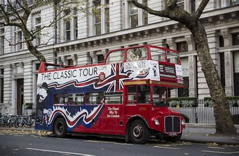 Classic London sightseeing tour in a vintage bus | musement