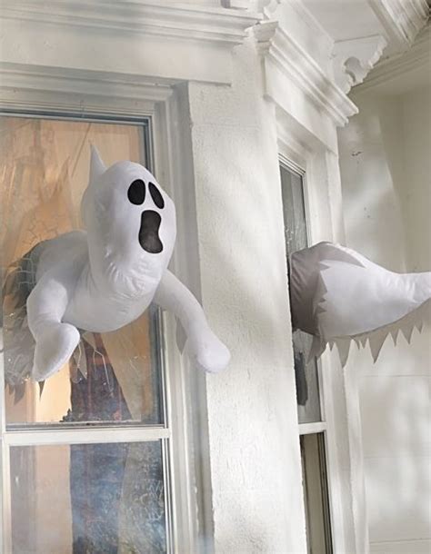 35 Creative Halloween Window Decor Ideas - DigsDigs