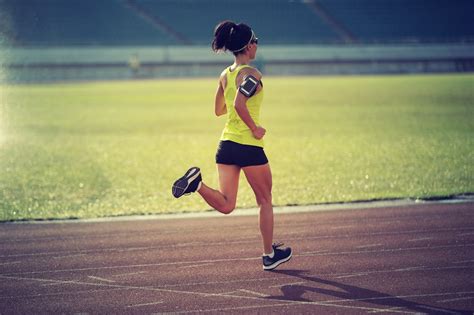 How to Run a Faster Mile: 11 Tips + Free Training Plan