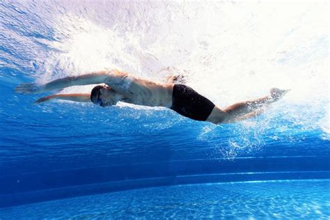 Dolphin Kick Technique | Enjoy Swimming - Explains and demonstrates the ...