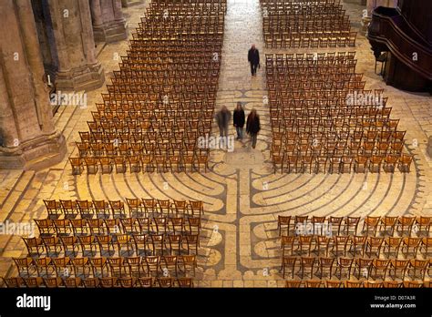 LABYRINTH AND CHAIRS ON THE FLOOR OF CHARTRES CATHEDRAL EURE-ET-LOIR (28) FRANCE Stock Photo - Alamy