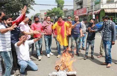 Jammu : बढ़ते नक्सलवाद को लेकर केंद्र सरकार के खिलाफ बजरंग दल ने किया प्रदर्शन - Bajrang Dal ...