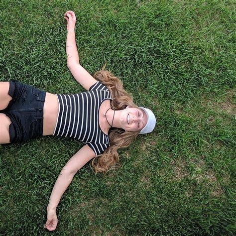 Summer pictures laying in the grass | Birthday photoshoot, Poses, Summer grass