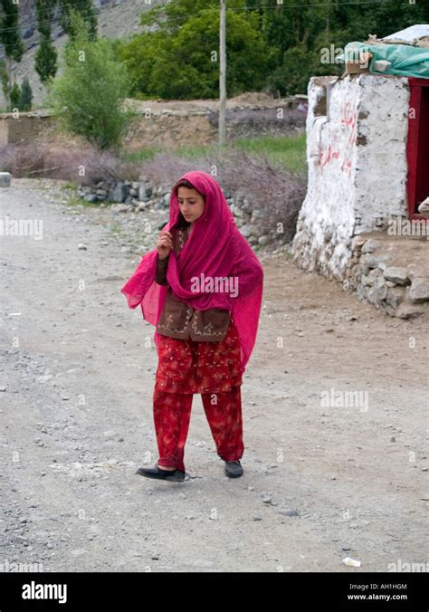 Pakistani girl village hi-res stock photography and images - Alamy