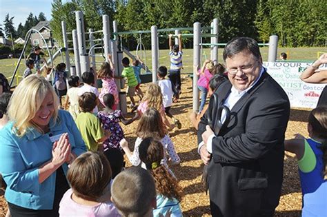 Students flock to new Redmond Elementary playground | Redmond Reporter