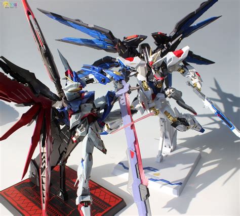 Gundam Family: Metal Build : Strike Freedom Vs Destiny Gundam