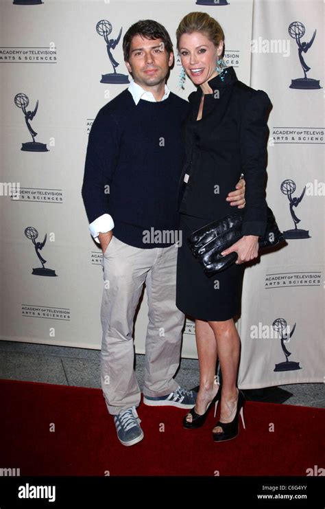 Julie bowen husband scott phillips hi-res stock photography and images ...