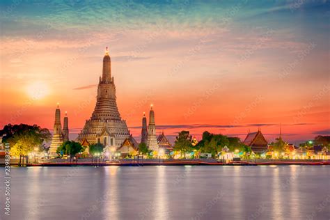 Stockfoto med beskrivningen Thai Temple at Chao Phraya River Side, Sunset at Wat Arun Temple in ...