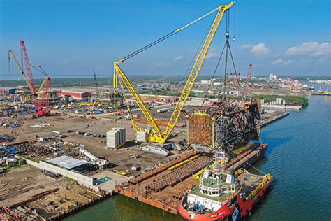 Massive crawler crane used to lift oil platforms - Cranes & Lifting