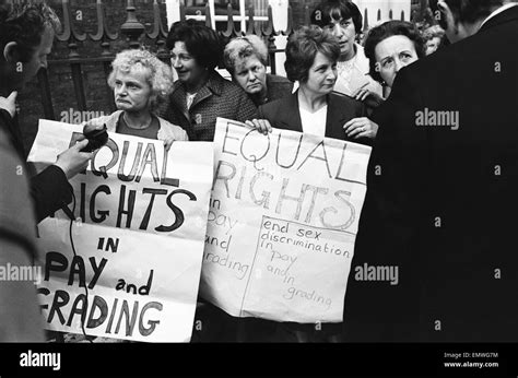 Women sewing machinists ford motor hi-res stock photography and images - Alamy