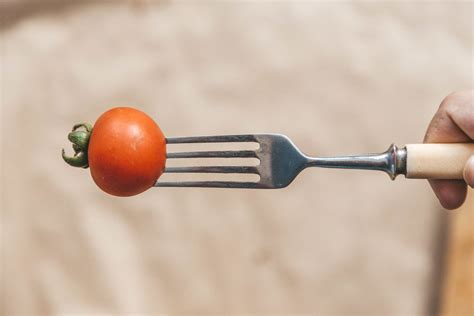 Cherry tomato on fork - Creative Commons Bilder