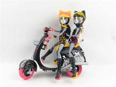 MONSTER HIGH DOLLS Wheelin Werecats Sister's With Scooter Mattel EUR 96,23 - PicClick IT