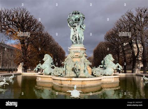 Statues in jardin du luxembourg hi-res stock photography and images - Alamy