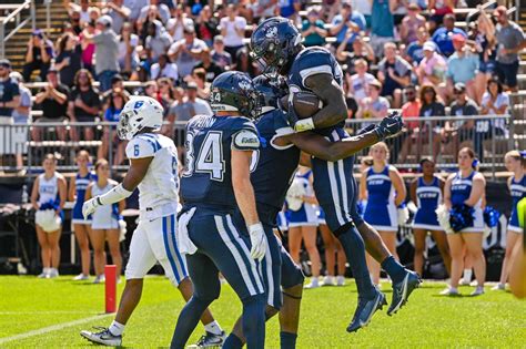 UConn football team underdog against Syracuse Saturday