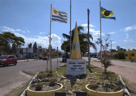 Border between Brazil and Uruguay, splitting the Town of Chui/Chuy in ...