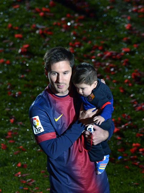 2013-05-19 Lliurament títol Lliga 2012/13 Messi y su hijo Thiago | Messi y su hijo, Jugadores de ...