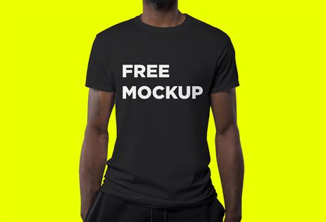 Man wearing black T-Shirt Mockup - Mockup World