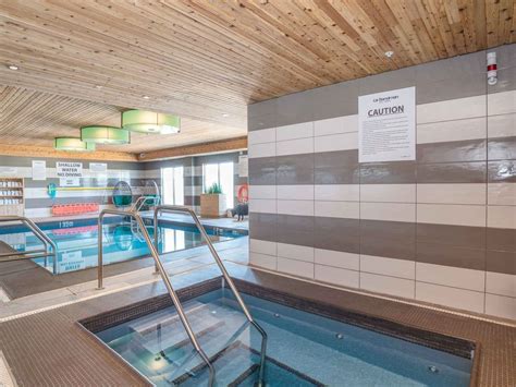 Indoor pool | Sandman Hotel Oakville