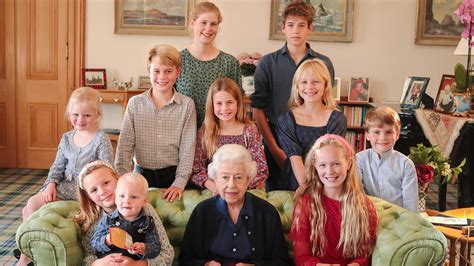 Poignant new photo of Queen Elizabeth II with her grandchildren and great-grandchildren at ...