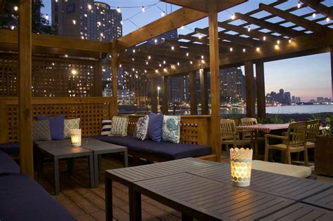 Enjoy Outdoor Dining at the Best Lakefront Restaurants in Chicago