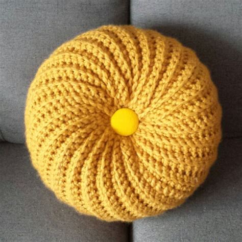 Round crocheted pillow www.facebook.com/creationsclaudene | Diy projects to try, Pillows ...