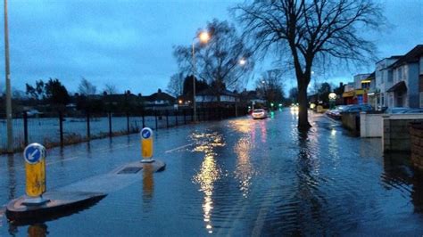 UK floods: Major Oxford route shut for second time - BBC News