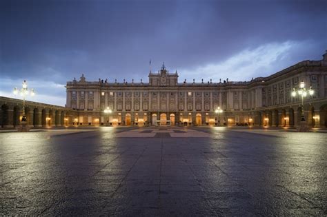 Madri royal palace no crepúsculo da noite no madri, espanha. | Foto Premium