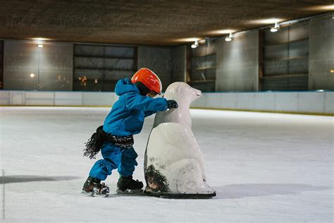 «Toddler Skating On Ice Rink With The Help From A Polar Bear» del ...