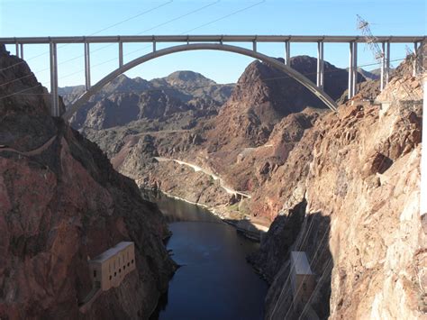 01-Hoover_Dam_and_bypass_bridge_from_Dam-20121031-peak_to_climb_in_distance_below_bridge