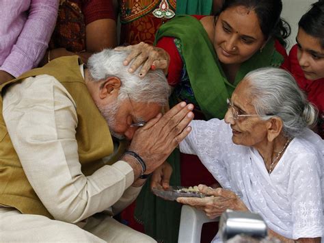 आनंदोत्सव! १०० वर्षांच्या होणार नरेंद्र मोदींच्या आई हीराबेन; जन्मदिनी ...