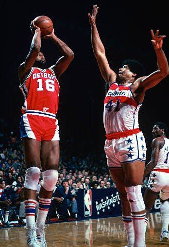 Bob Lanier, Detroit Pistons shooting over Wes Unseld Baltimore Bullets ...