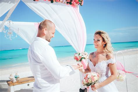 Gentle wedding in vintage style on the Juanillo beach in Cap Cana ...