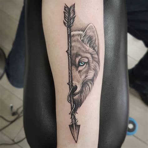 Neill Hargreaves on Instagram: “#wolf #wolftattoos #arrow #arrowtattoo ...