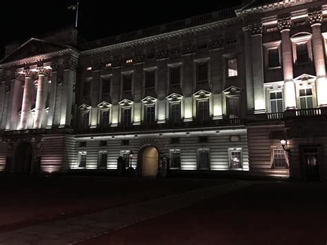 London in the UK in March 2018. A view of Buckingham Palace at night 13052231 Stock Photo at ...