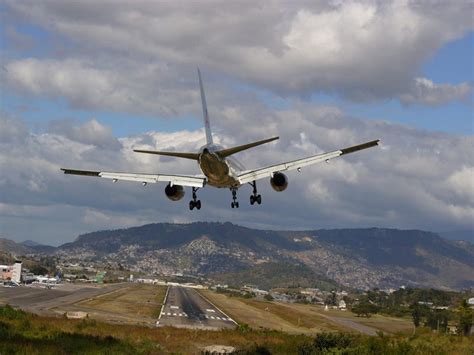 Honduras: World's Trickiest Landing