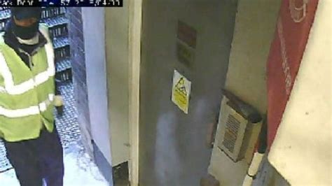 Hatton Garden raid: Carl Wood says CCTV image does not show him - BBC News