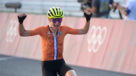 Tokyo 2020 Olympics: Annemiek van Vleuten mistakes cycling road race silver for gold; Anna ...